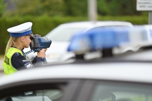 Policjantka ruchu drogowego w trakcie czynności.