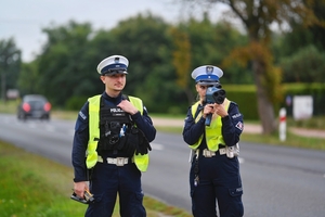 Policjanci ruchu drogowego w trakcie czynności.