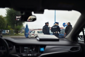 Policjanci ruchu drogowego w trakcie czynności.