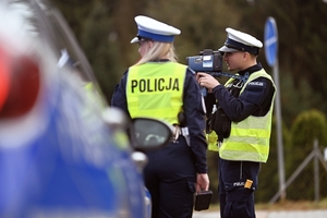 Policjantka ruchu drogowego w trakcie czynności.