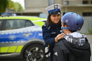 Policjantka zapinająca kask.