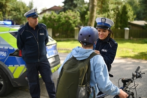 Policjantka zapinająca kask.