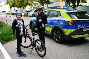 Policjantka wraz z młodym rowerzystą.
