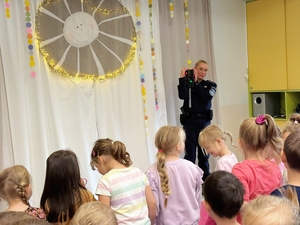 Policjantka na spotkaniu.