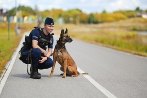 Policjantka z psem.