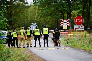 Policjanci, SOKiści oraz Strażacy, a w tle tory.