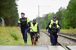 Policjanci wraz ze Strażą Ochrony Kolei.