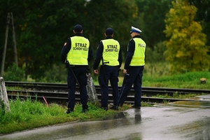 Policjanci wraz ze Strażą Ochrony Kolei.