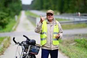 Rowerzysta z otrzymaną kamizelką.