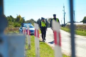 Policjanci w rejonie przejazdu.