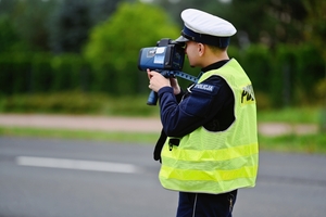 Policjant podczas kontroli drogowej.