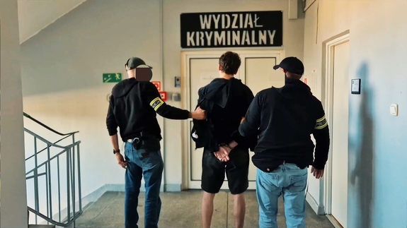 Policjanci z zatrzymanym.