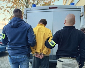 Policjanci z zatrzymanym.