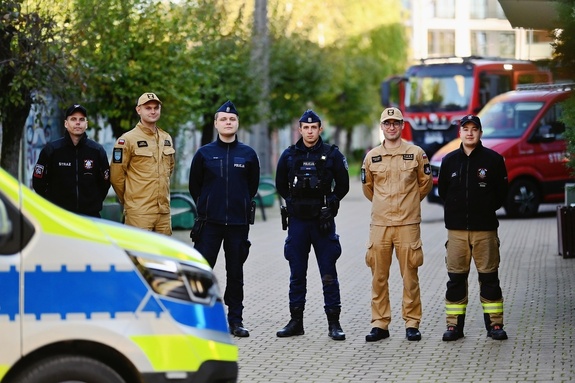 Policjanci i strażacy przed szkołą.