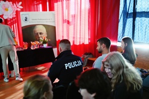 Prowadzący podczas spotkania.