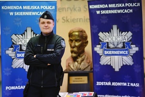 Policjant a w tle banner Policji.