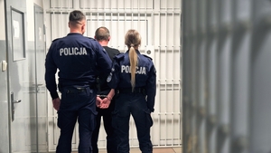 Policjanci z zatrzymanym.