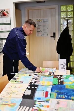I Zastępca Komendanta Miejskiego Policji w Skierniewicach oglądający prace.