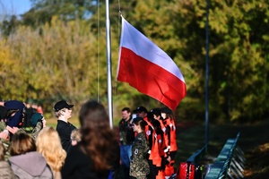 Wciąganie flagi na maszt.