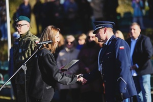 Komendant Miejski podczas odbierania wyróżnienia.