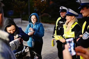 Policjanci rozdający odblaski.