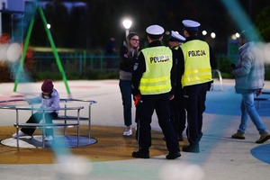 Policjanci rozdający odblaski.