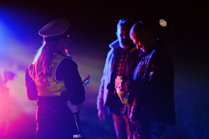 Policjanci rozdający kamizelki.